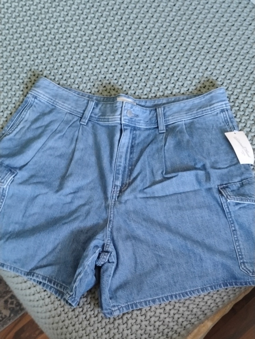 *nwt* universal thread pleated cargo denim shorts - women's size 16